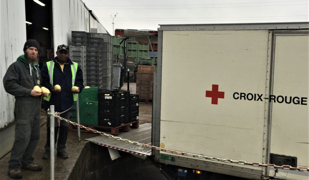 retrait d'un don  de Chayotte par la Croix Rouge
